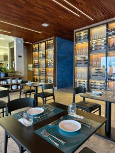 Um restaurante ou outro lugar para comer em Duke Beach Hotel Maresias