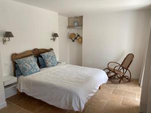 Un dormitorio con una cama con almohadas azules. en Les Chantours en Saint-Antoine-Cumond