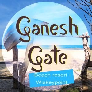 波圖維勒的住宿－Ganesh Gate，海滩上的标志,上面写着癌症现金咖啡馆和海滩度假废墟