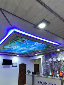 Cette chambre est dotée d'une lumière bleue au plafond. dans l'établissement Orom Hotel Fergana, à Ferghana