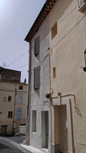 un vecchio edificio con una porta aperta su una strada di SoeursGrises Béziers Centre Historique coeur de l'Hérault capitale d'Occitanie a Béziers