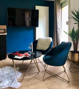 - un salon avec deux chaises et une table dans l'établissement L'Atelier de rêves, à Metz