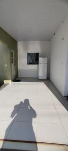 a shadow of a person taking a picture in an empty room at casa temporada em Barreirinhas in Marinheiros