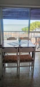 een tafel en stoelen met uitzicht op de oceaan bij L'oasi di copanello in Copanello