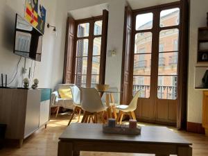 sala de estar con mesa y sillas en MacGregor Apartment, en Málaga