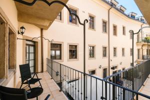 een balkon van een gebouw met stoelen en een leuning bij Michalska Residence 1 in Bratislava