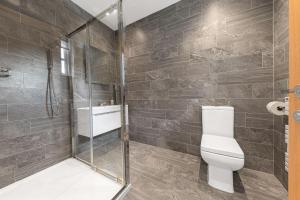 ein Badezimmer mit Toilette und Dusche in der Unterkunft Springbank Cottage, luxury Lake District cottage in Coniston in Coniston + 17 Fotos