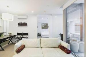 Posezení v ubytování Modern Cosmopolitan Retreat on Toorak Rd