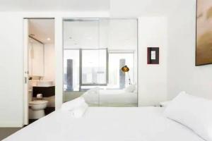 Postel nebo postele na pokoji v ubytování Modern Cosmopolitan Retreat on Toorak Rd + 12 fotografií