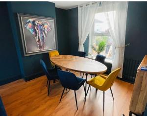 a dining room with a table and chairs at Central Newquay Terrace House in Newquay