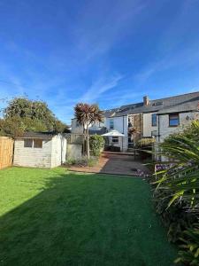 a house with a yard with a lawn sidx sidx sidx at Central Newquay Terrace House in Newquay