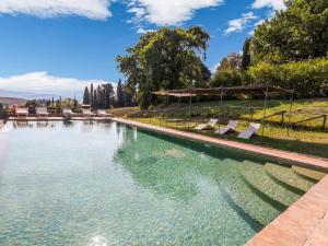 una piscina con tumbonas en el agua en Comfortable apartment with stunning views near hot springs en Celle sul Rigo