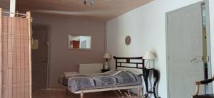 een slaapkamer met een bed in een kamer met een deur bij A la Source in Saint-Cirq-Lapopie