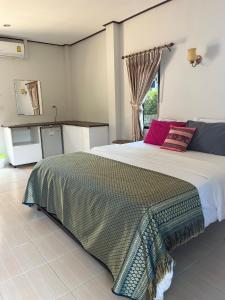 Un dormitorio con una cama grande y una ventana en Sawasdee Home Stay Resort & Pool, en Khao Lak