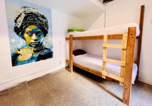 1 dormitorio con litera y un cuadro en la pared en Lacandona Hostel en Córdoba