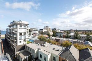 una vista aérea de una ciudad con edificios en The Nest on Nott - Pure Port Melbourne Bliss, en Melbourne