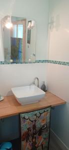 聖西爾克拉波皮的住宿－A la Source，一间带水槽和镜子的浴室