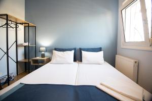 1 cama blanca grande en una habitación con ventana en PTapartment4 en Perea
