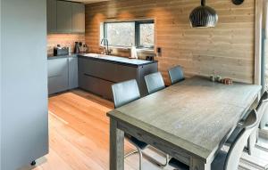 eine Küche und ein Esszimmer mit einem Tisch und Stühlen in der Unterkunft Nice Home In Edland With Wifi in Botn