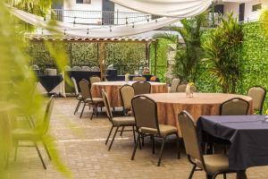 a group of tables and chairs in a courtyard at Hotel y Restaurante El Guarco in Cartago