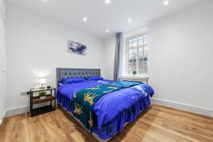 a bedroom with a large bed and a window at Modern Flat in London in London