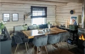 uma sala de jantar com uma mesa de madeira e cadeiras em 2 Bedroom Awesome Apartment In Edland em Vågsli