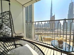 einen Balkon mit Blick auf die Skyline der Stadt in der Unterkunft Burj Khalifa View! Downtown Dubai in Dubai