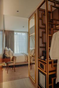 Postel nebo postele na pokoji v ubytování Wine & Books Lisboa Hotel