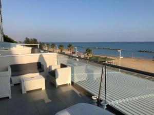 d'un balcon avec des chaises et une vue sur la plage. dans l'établissement Acqua di mare tra alba e tramonto, à Termoli