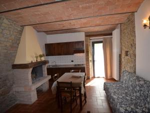 ModiglianaにあるCozy Holiday Home in Modigliana Italy with Gardenのキッチン、リビングルーム(テーブル、暖炉付)
