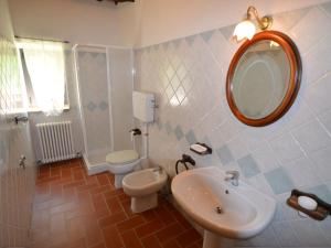 ModiglianaにあるCozy Holiday Home in Modigliana Italy with Gardenのバスルーム(洗面台、トイレ、鏡付)
