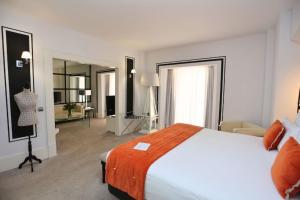 فندق ماريبوسا مالاغا في مالقة: غرفة نوم بسرير كبير وغرفة معيشة