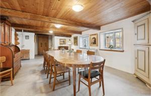 uma sala de jantar com uma mesa de madeira e cadeiras em Awesome Home In Skrbk With Kitchen em Skærbæk