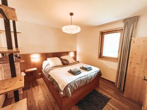 een slaapkamer met een bed en een raam bij Le Peyra, Apt 4 personnes avec terrasse et jardin in Le Monêtier-les-Bains
