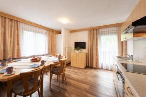 uma cozinha e sala de jantar com mesa e cadeiras em Appartement Renate Siess em Sankt Anton am Arlberg
