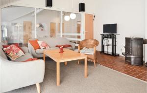 ein Wohnzimmer mit einem Sofa und einem Tisch in der Unterkunft Awesome Home In Hvide Sande With Indoor Swimming Pool in Hvide Sande