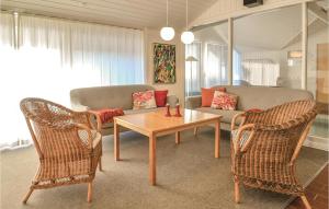 ein Wohnzimmer mit einem Sofa, einem Tisch und Stühlen in der Unterkunft Awesome Home In Hvide Sande With Indoor Swimming Pool in Hvide Sande