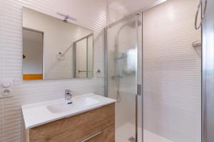 W łazience znajduje się umywalka i prysznic. w obiekcie Résidence pieds des pistes w mieście Ax-les-Thermes
