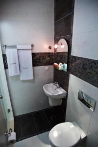A bathroom at Rg Status Hotel