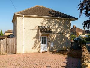 a small white house on a brick street at Pass the Keys Stylish 2 Bed Apartment Parking Oxford in Oxford