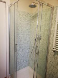 una doccia con porta in vetro in bagno di Via Funicolare a Brunate