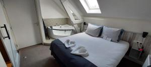 a bedroom with a bed and a bathroom with a sink at Hotel Heere in Raamsdonksveer