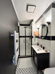 La salle de bains est pourvue d'une douche, d'un lavabo et d'un miroir. dans l'établissement Lens Louvre 2, à Lens
