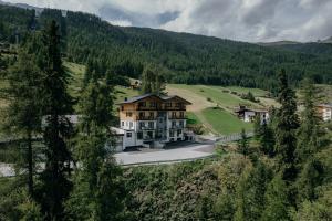- une vue aérienne sur une grande maison dans les montagnes dans l'établissement A CASA Amethyst, à Sölden
