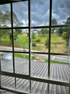 une fenêtre ouverte avec vue sur la rue dans l'établissement Apartamento sector aeropuerto, à Manizales