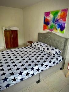 Un dormitorio con una cama con estrellas. en Apartamento sector aeropuerto, en Manizales