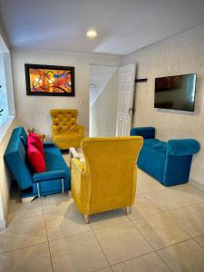 a living room with two chairs and a blue couch at Apartamento sector aeropuerto in Manizales