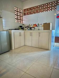 a large kitchen with white cabinets and a tile floor at Apartamento sector aeropuerto in Manizales