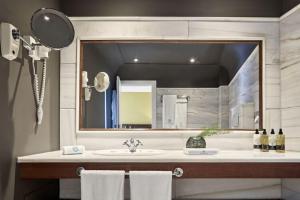 baño con lavabo y espejo grande en Holiday home in Elounda, en Elounda