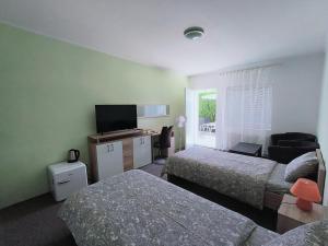 Postel nebo postele na pokoji v ubytování Cozy Room with garden in Bratislava